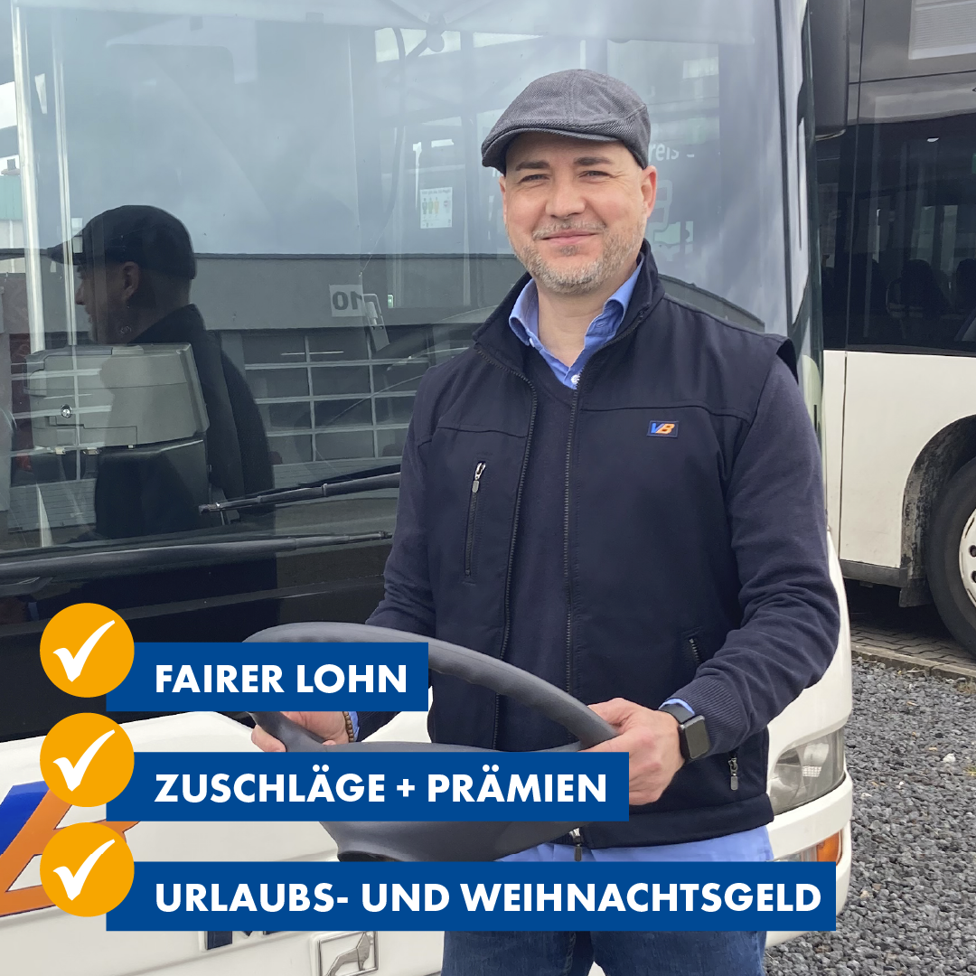 Busfahrer steht vor Linienbus, daneben Symbole für faire Bezahlung: „Fairer Lohn, Zuschläge + Prämien, Urlaubs- und Weihnachtsgeld“