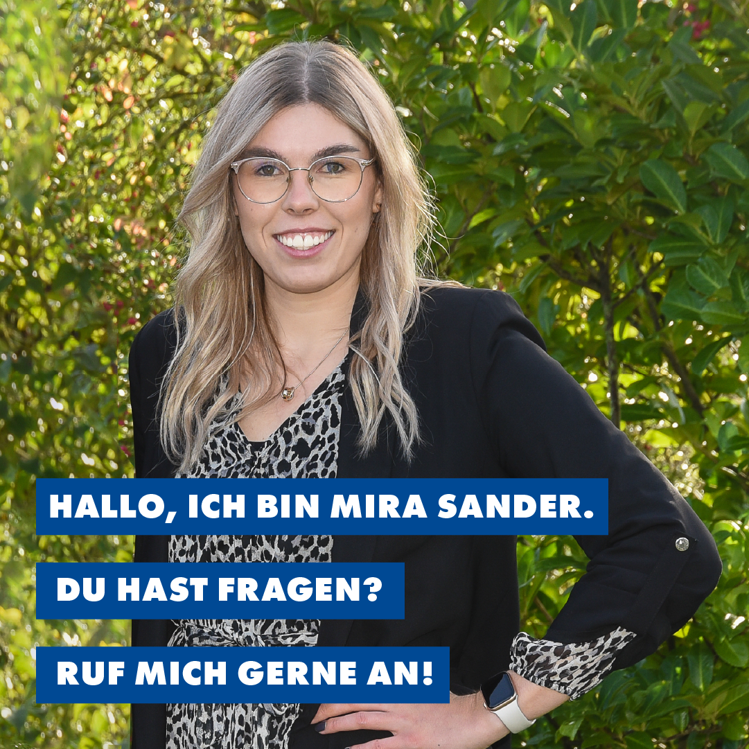 Mitarbeiterin Mira Sander lächelt vor Hecke, daneben Text: „Hallo, ich bin Mira Sander. Du hast Fragen? Ruf mich gerne an!“