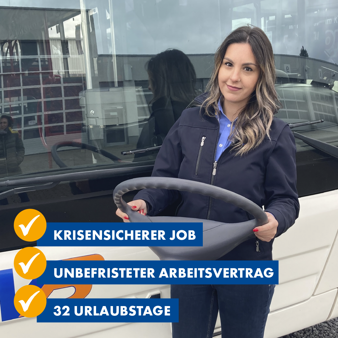 Junge Frau mit langen Haaren hält Lenkrad eines Busses, daneben Text: „Krisensicherer Job, Unbefristeter Arbeitsvertrag, 32 Urlaubstage“